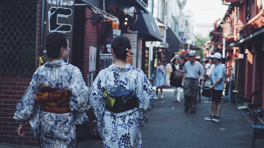 Tại sao khi mặc Kimono, phụ nữ Nhật Bản cần thắt một chiếc gối sau lưng? - Tiết lộ bí mật của người mặc - Ảnh 1.