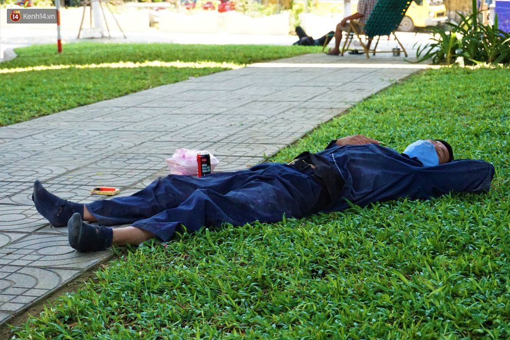 Ảnh: Nhọc nhằn bữa ăn lề đường và giấc ngủ “3 không, 1 có” dưới cái nóng 40 độ của người lao động giữa dịch Covid-19 - Ảnh 8.