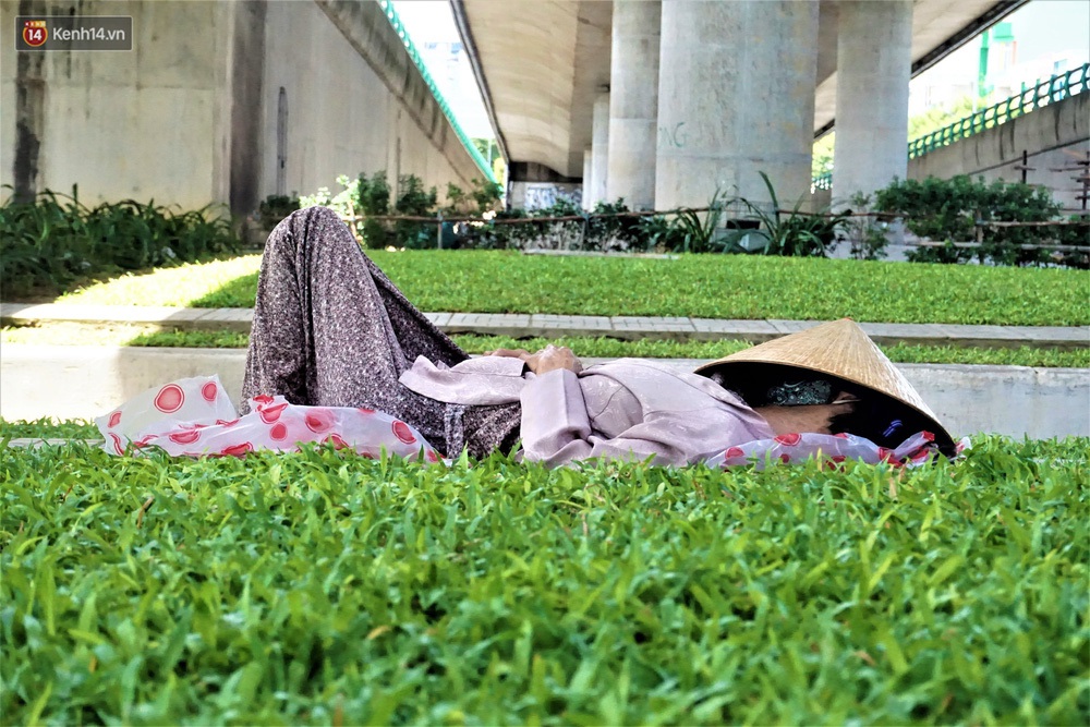 Ảnh: Nhọc nhằn bữa ăn lề đường và giấc ngủ “3 không, 1 có” dưới cái nóng 40 độ của người lao động giữa dịch Covid-19 - Ảnh 10.