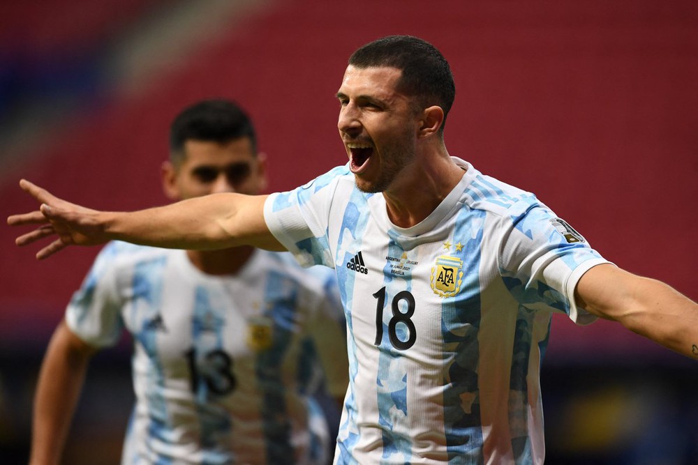 Messi kiến tạo đẹp mắt, Argentina đánh bại đội bóng của Suarez tại Copa America - Ảnh 2.