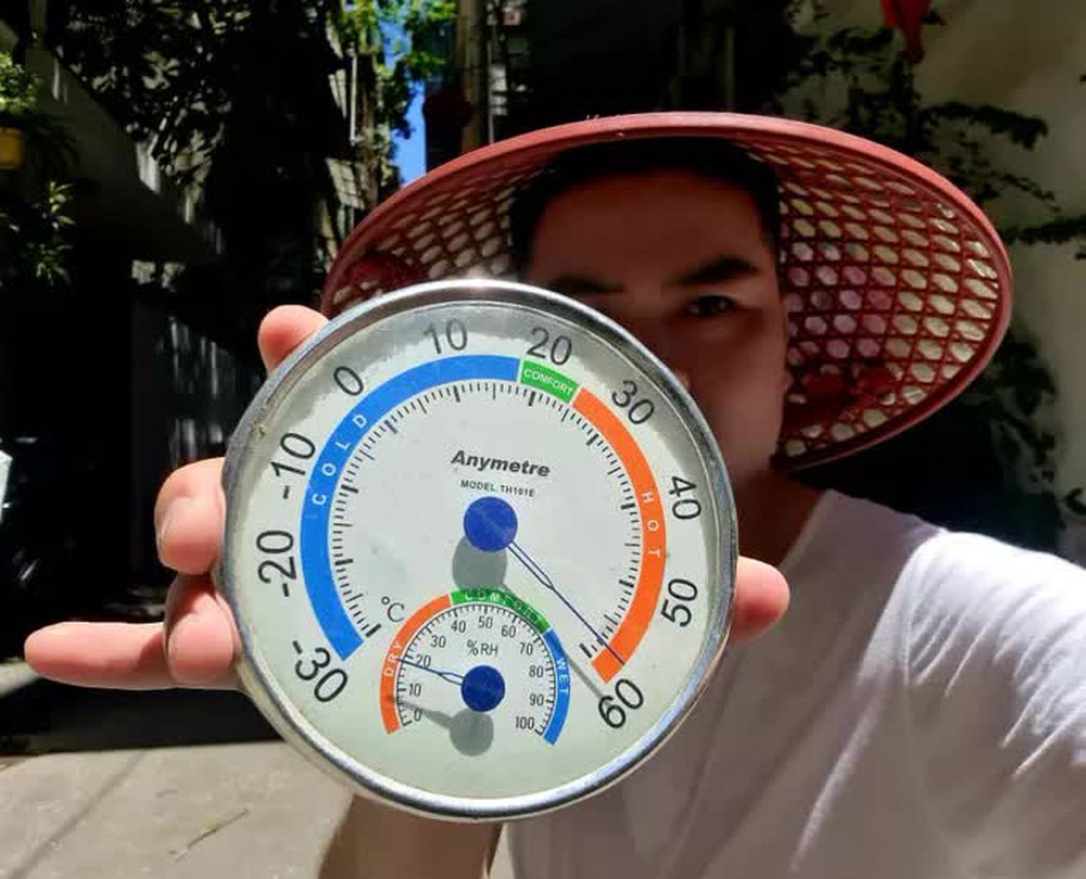 Choáng với nhiệt độ ngoài trời lên tới 60 độ C ở Hà Nội - Ảnh 1.