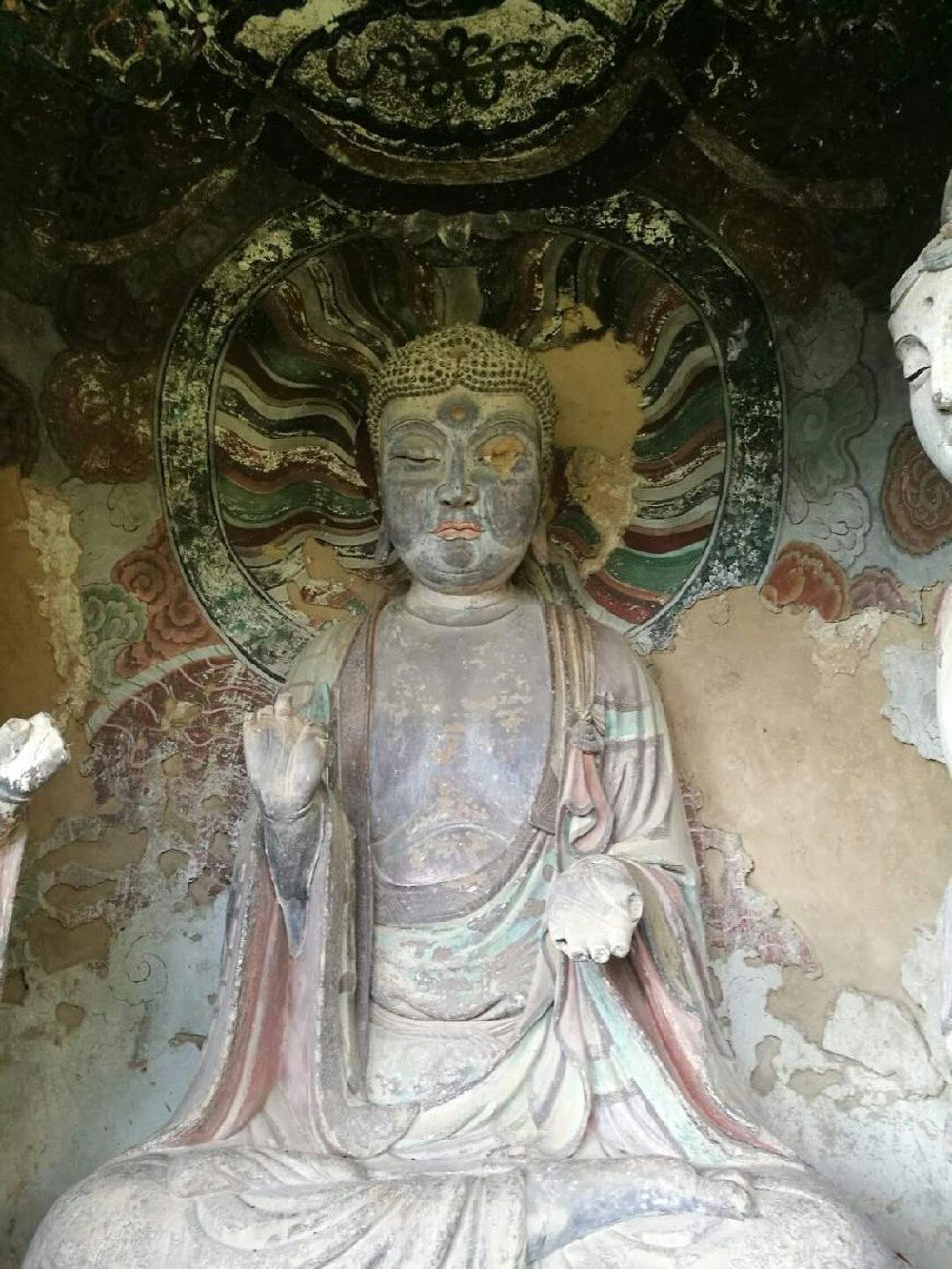 Ly kỳ bức tượng Phật bị mất một con mắt ở Mạch Tích: Chứng kiến cảnh ở chân núi mới thực sự khó tin - Ảnh 1.