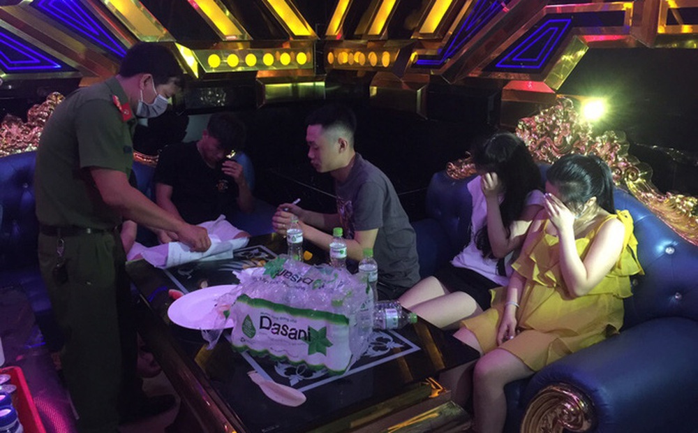 35 nam nữ "bay lắc" trong quán karaoke, có cả học sinh