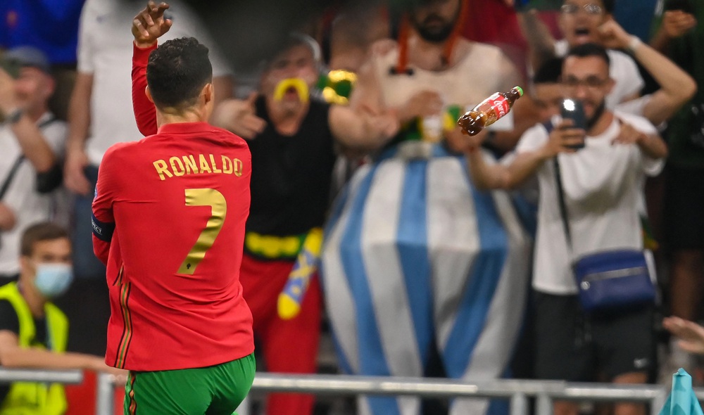 Ăn mừng bàn thắng đầy bùng nổ, Ronaldo bị fan quá khích ném vật thể “lạ mà quen” - Ảnh 2.