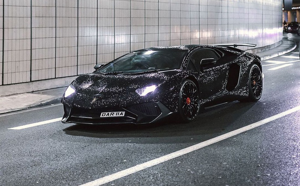 Lamborghini Aventador đính 2 triệu viên pha lê của nữ người mẫu 28 tuổi tái xuất trên đường phố