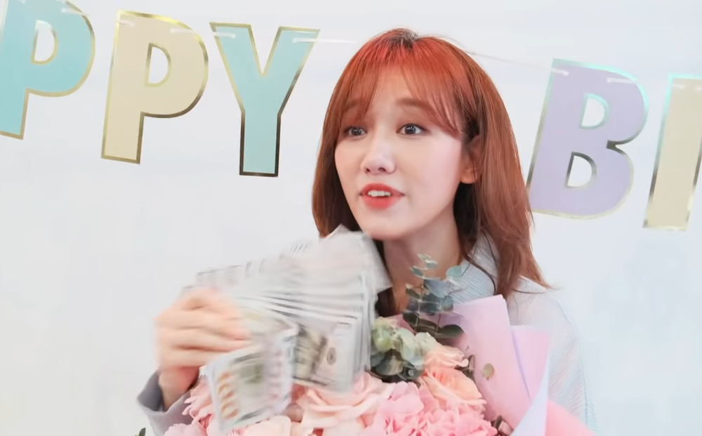 Hari Won bất ngờ khi được quản lý tặng đô la và vàng
