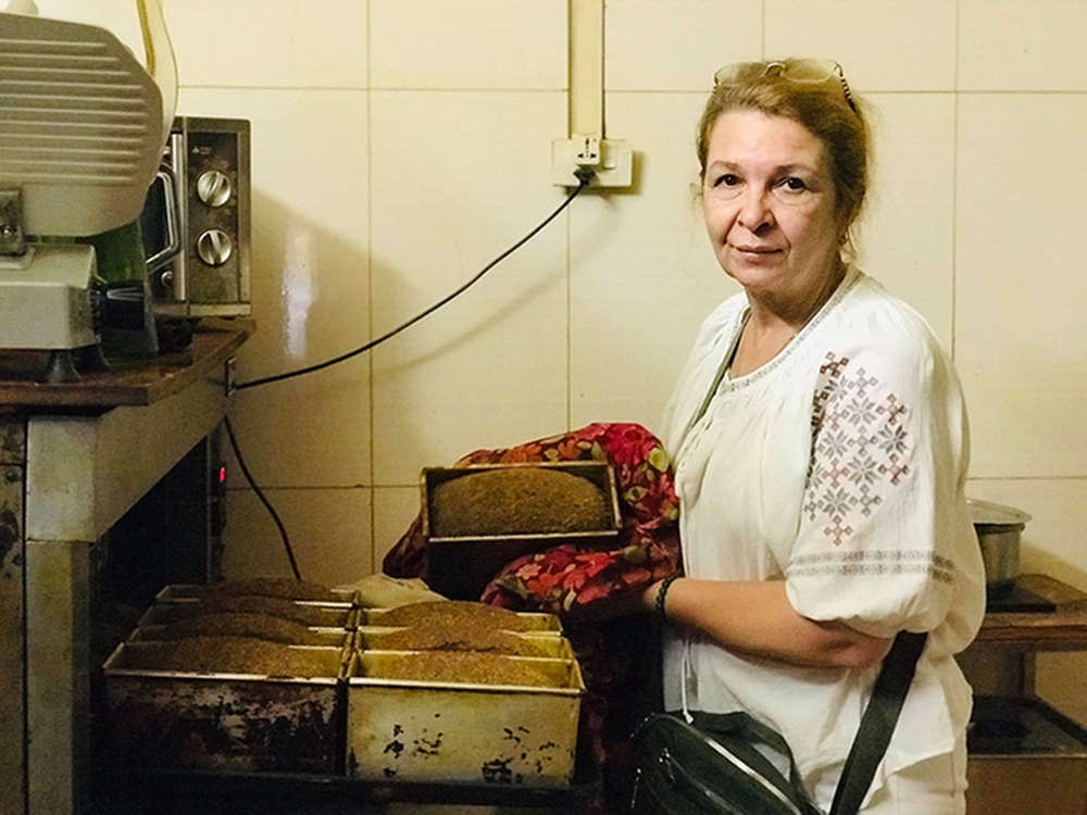 Chuyện vợ Ukraine 20 năm chăm chồng Việt đột quỵ khiến dân mạng xúc động, hàng xóm tiết lộ sự thật về cặp đôi - Ảnh 3.