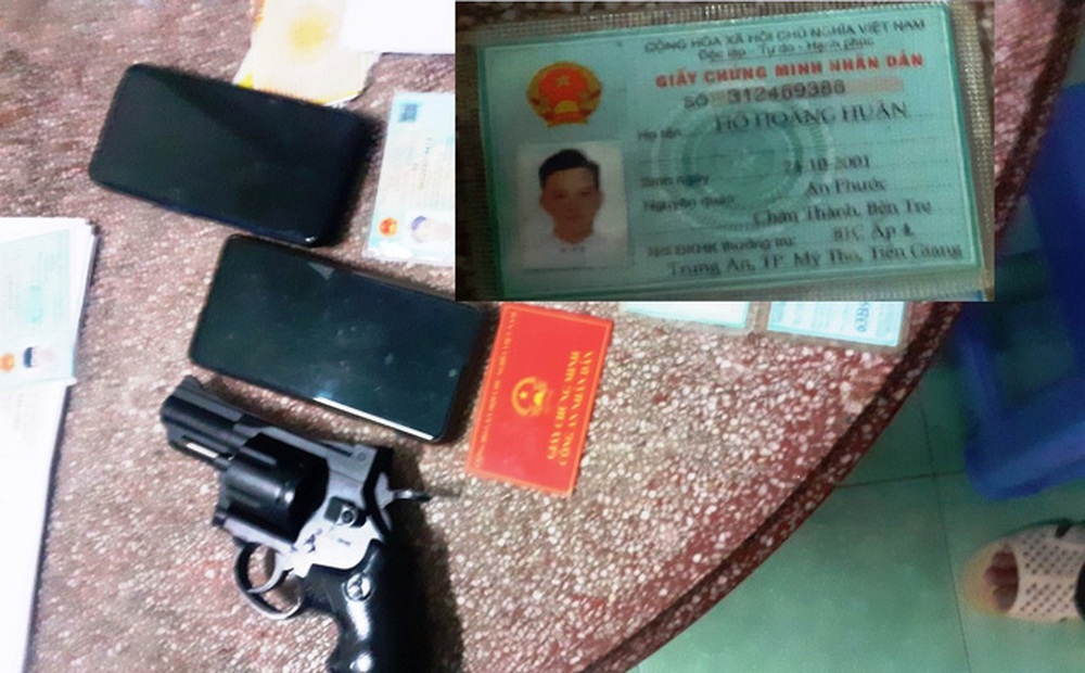 Bắt quả tang 1 cảnh sát hình sự "dỏm" đang kiểm tra người dân
