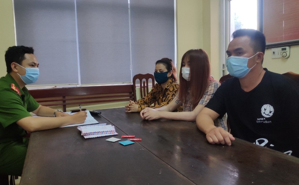 Công an bắt quả tang 2 cặp nam nữ đang mua bán dâm ở quán cafe 888