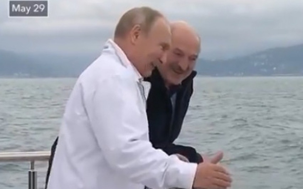 Tổng thống Nga Putin tiếp thân mật Tổng thống Belarus Lukashenko trên du thuyền