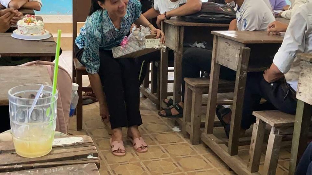 Cô giáo giấu nước mắt khi tạm biệt đám học trò lớp 12 trong tiết học cuối cùng - Ảnh 4.