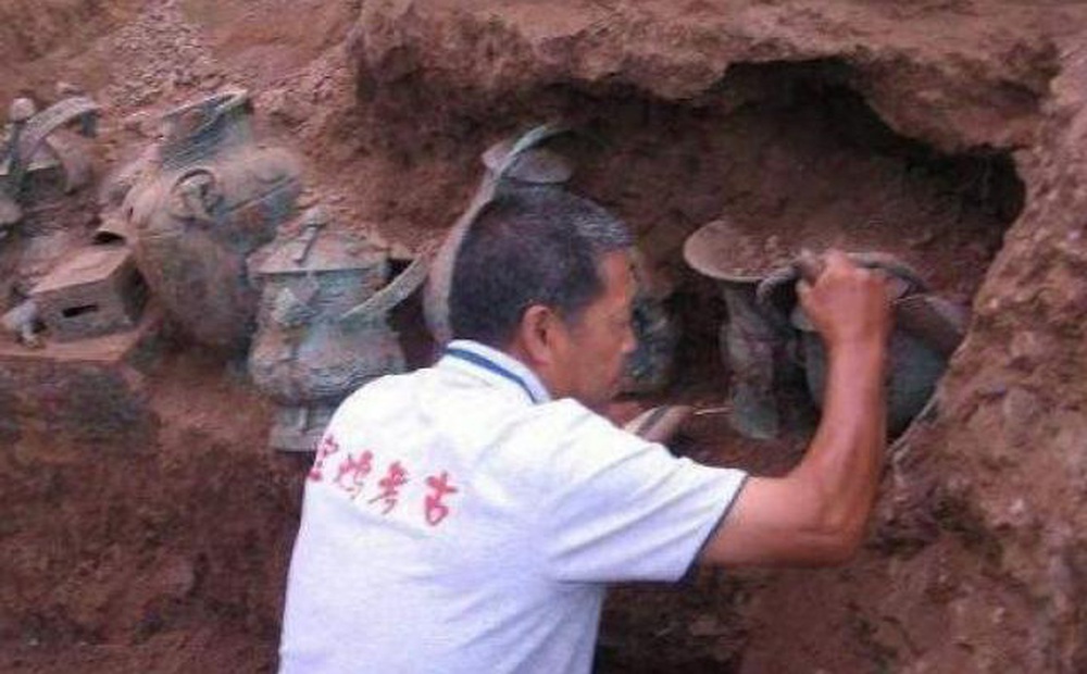 Chuyện nông dân TQ phát hiện mộ cổ, hoa mắt vì bên trong là hàng nghìn món vàng ngọc