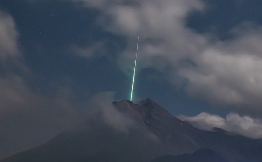 Clip như phim viễn tưởng: Sao băng từ trên trời rơi xuống đâm trúng miệng núi lửa tại Indonesia