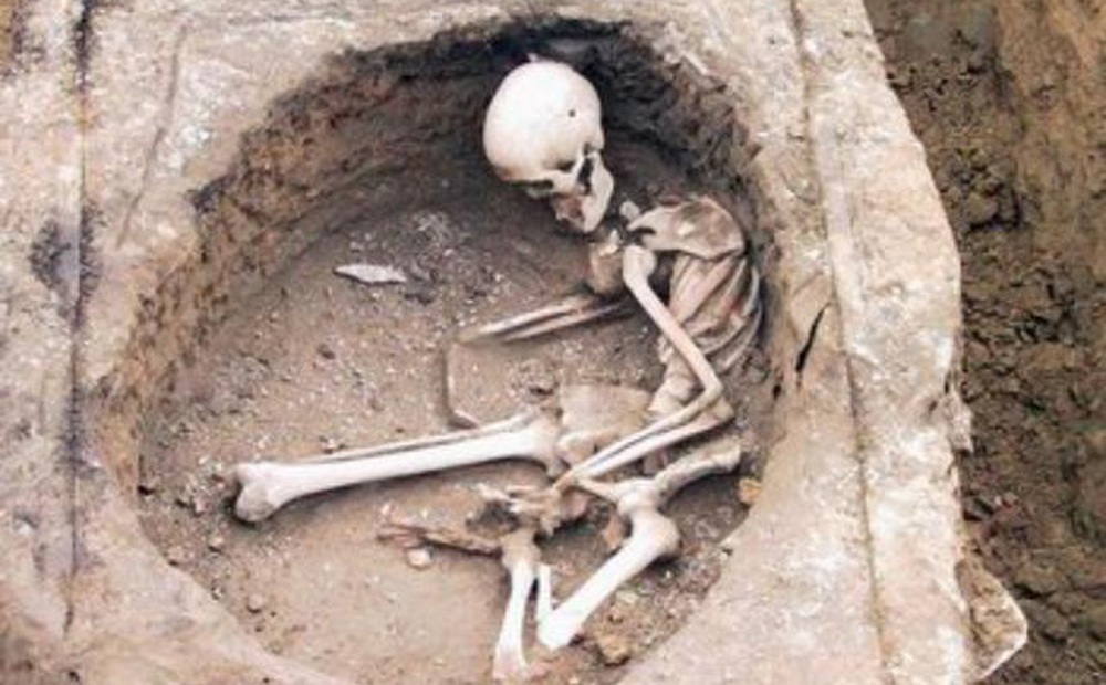 Tìm thấy 186 bộ hài cốt hỗn loạn dưới chuồng lợn: Đội khảo cổ mất 10 năm để khai quật, chủ mộ là ai?
