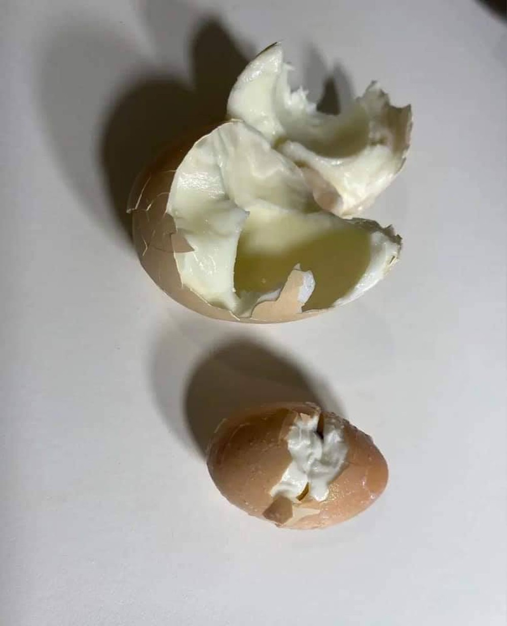 Bóc trứng gà luộc, cô gái bất ngờ khi phát hiện điều kỳ lạ ở bên trong - Ảnh 1.