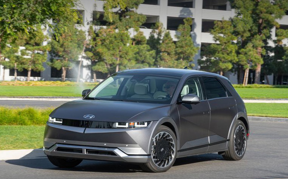 Hyundai tuyên bố vượt mặt Tesla và Ford về công nghệ sạc xe điện - không ngờ chính Hyundai mới là kẻ đi sau!
