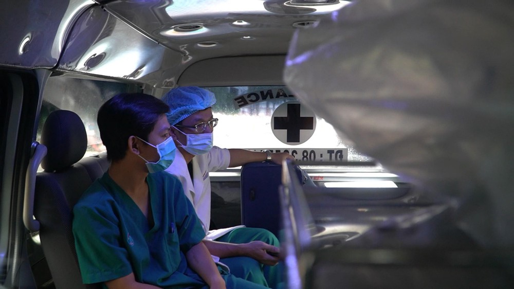Hành trình đặt ECMO và chuyển chiến sĩ công an mắc COVID-19 về Bệnh viện Chợ Rẫy - Ảnh 3.