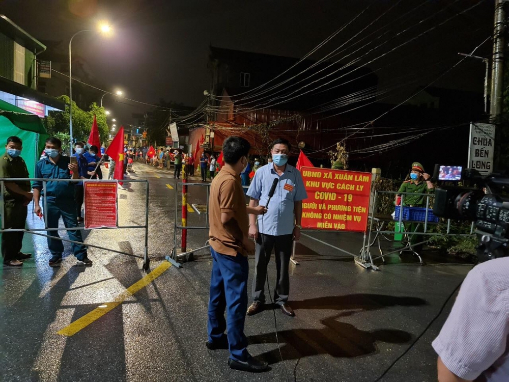 Ảnh: Người dân xã Xuân Lâm, (Thuận Thành, Bắc Ninh) vỡ òa cảm xúc khi dỡ phong toả - Ảnh 10.