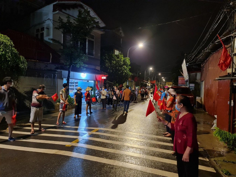 Ảnh: Người dân xã Xuân Lâm, (Thuận Thành, Bắc Ninh) vỡ òa cảm xúc khi dỡ phong toả - Ảnh 9.