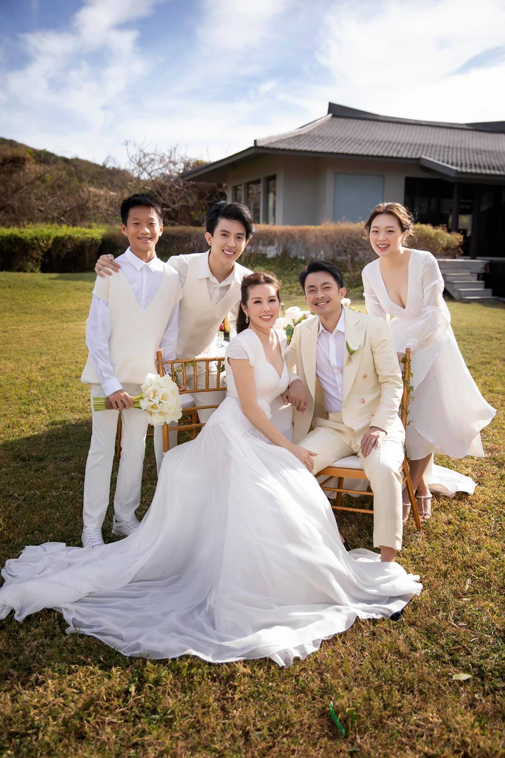 Những khoảnh khắc hạnh phúc trong đám cưới không khách mời của Hoa hậu Thu Hoài - Ảnh 3.