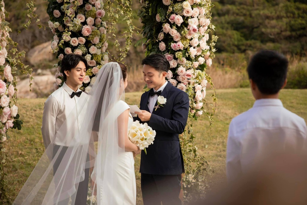 Những khoảnh khắc hạnh phúc trong đám cưới không khách mời của Hoa hậu Thu Hoài - Ảnh 9.