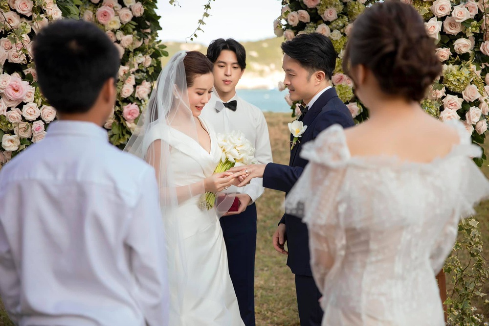 Những khoảnh khắc hạnh phúc trong đám cưới không khách mời của Hoa hậu Thu Hoài - Ảnh 15. Những khoảnh khắc hạnh phúc trong đám cưới không khách mời của Hoa hậu Thu Hoài - Ảnh 15.