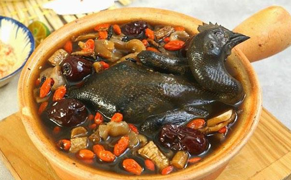 Món ngon cuối tuần: Cách làm gà ác hầm thuốc Bắc mềm ngon bổ dưỡng
