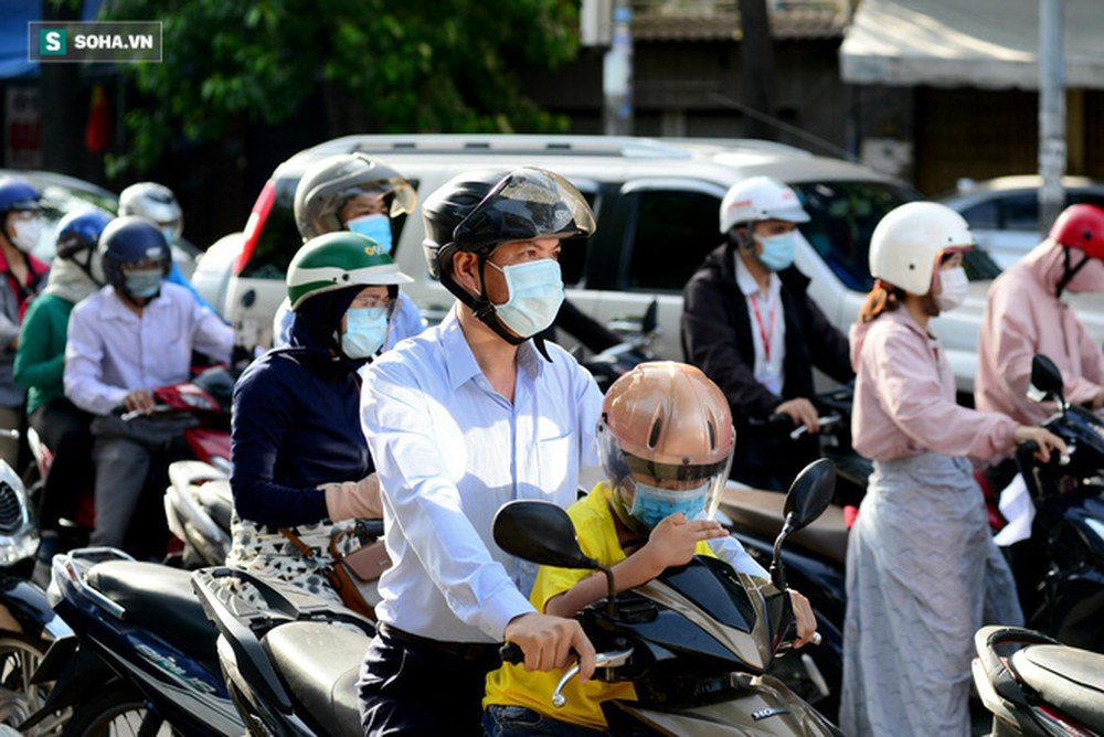 TP.HCM: Ùn tắc nhiều giờ, dân bỏ xe đi bộ qua chốt kiểm soát quận Gò Vấp - Ảnh 2.