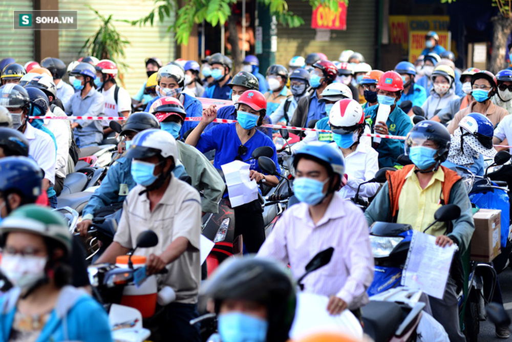 TP.HCM: Ùn tắc nhiều giờ, dân bỏ xe đi bộ qua chốt kiểm soát quận Gò Vấp - Ảnh 5.