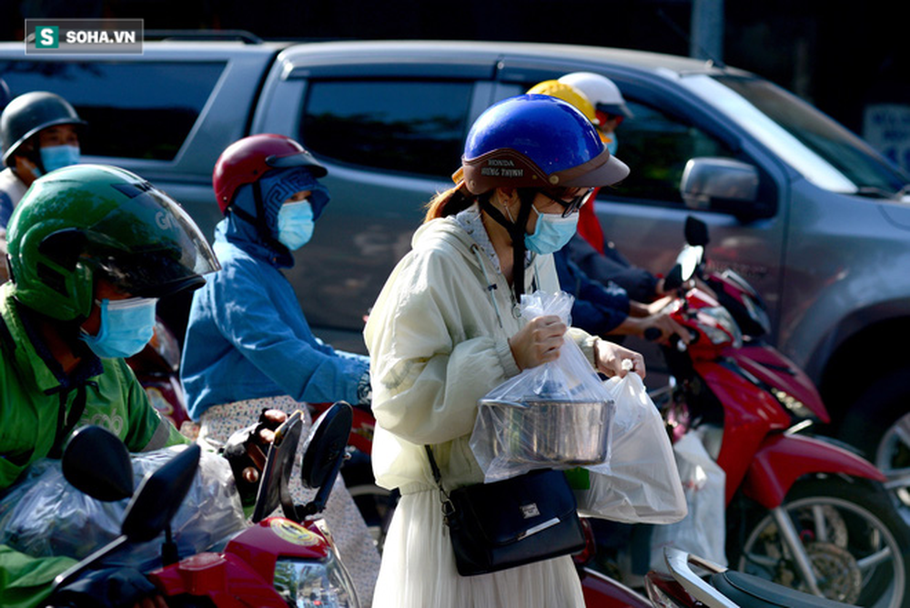 TP.HCM: Ùn tắc nhiều giờ, dân bỏ xe đi bộ qua chốt kiểm soát quận Gò Vấp - Ảnh 7.