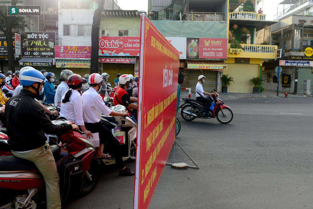 TP.HCM: Ùn tắc nhiều giờ, dân bỏ xe đi bộ qua chốt kiểm soát quận Gò Vấp - Ảnh 8.