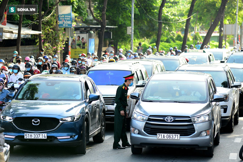 TP.HCM: Ùn tắc nhiều giờ, dân bỏ xe đi bộ qua chốt kiểm soát quận Gò Vấp - Ảnh 9.