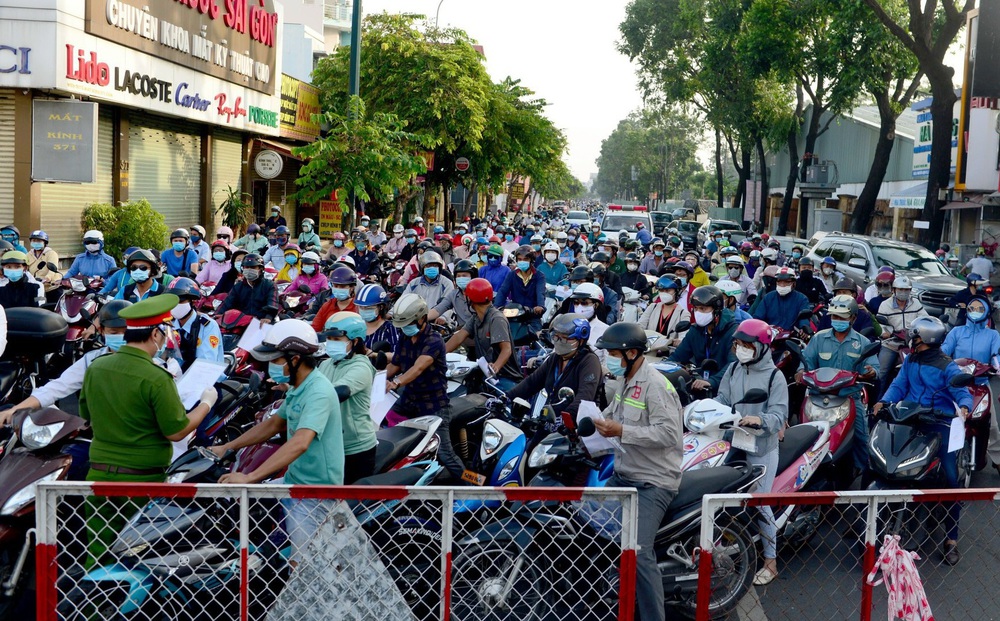 TP.HCM: Ùn tắc nhiều giờ, dân bỏ xe đi bộ qua chốt kiểm soát quận Gò Vấp