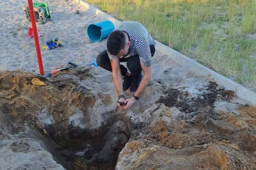 Nghịch cát, bé tiểu học phát hiện mộ cổ 2000 năm, có thể đầy vàng - Ảnh 1.