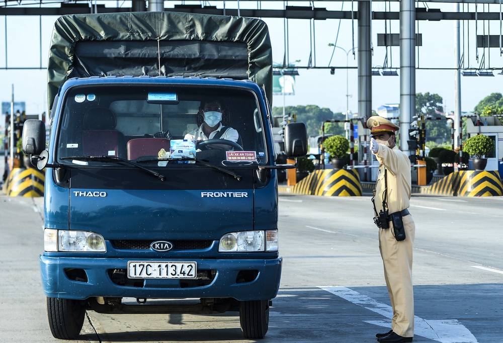 Chốt kiểm soát COVID-19 tại Hà Nội đi vào hoạt động, nhiều xe khách, xe tải phải quay đầu - Ảnh 6.