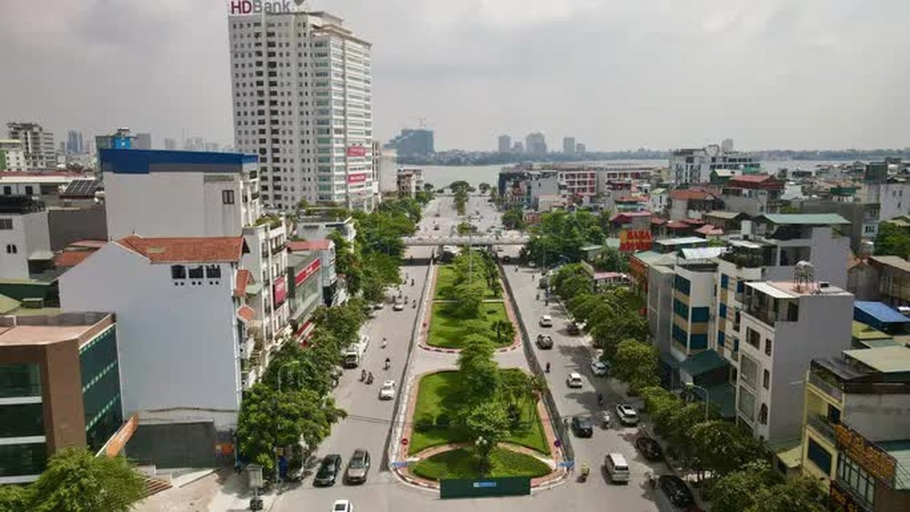 CLIP: Con đường đẹp nhất Hà Nội bị quây tôn, di dời hàng cây để mở rộng - Ảnh 2.