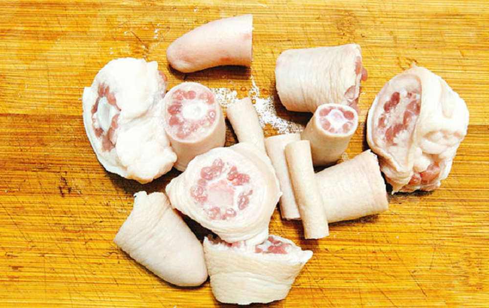 Không phải luộc, đuôi heo đem làm món này đảm bảo “chuẩn hơn nhà hàng” - Ảnh 1.
