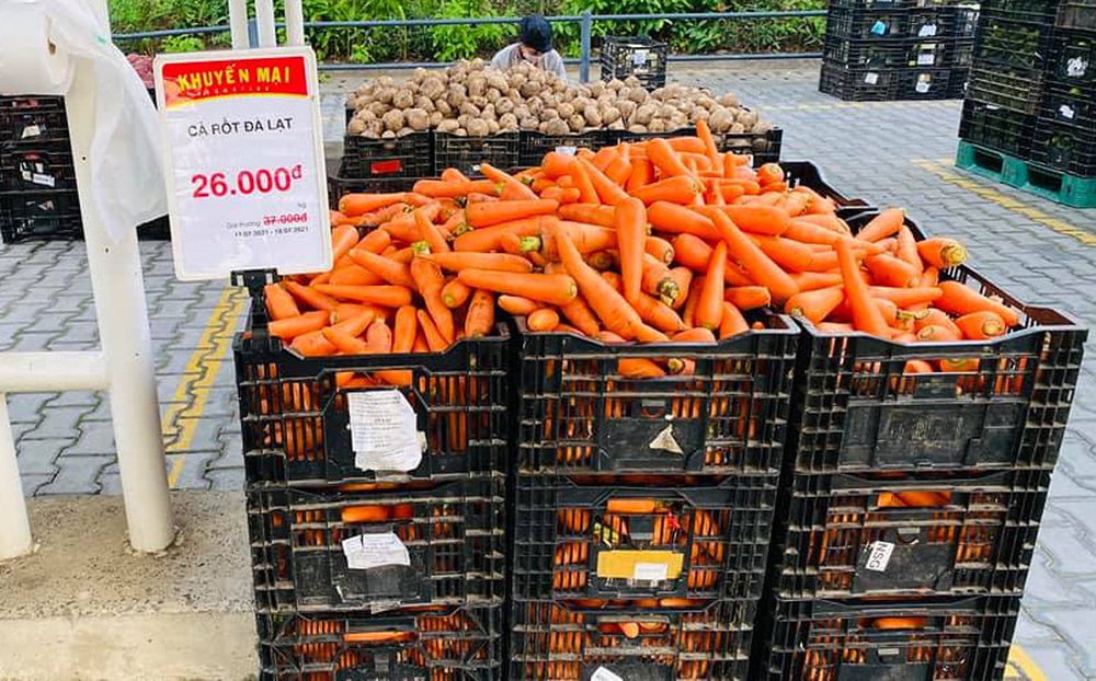 TP.HCM: Siêu thị mang bắp cải, cà chua Đà Lạt… ra bãi xe bán "giá sốc"