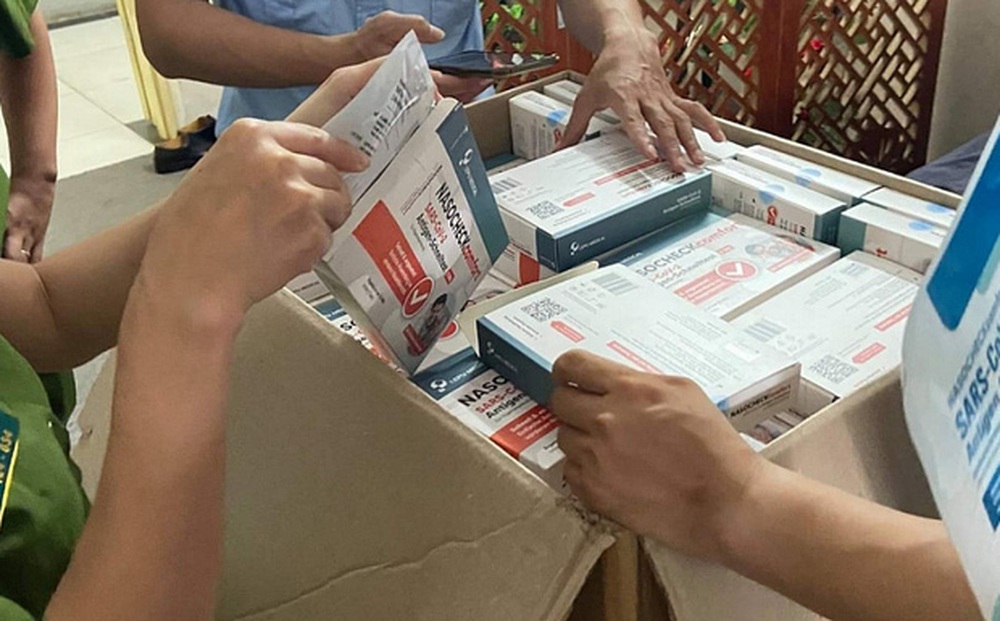 Kiểm tra cơ sở xoa bóp bấm huyệt, phát hiện 3.100 que test Covid-19 không rõ nguồn gốc