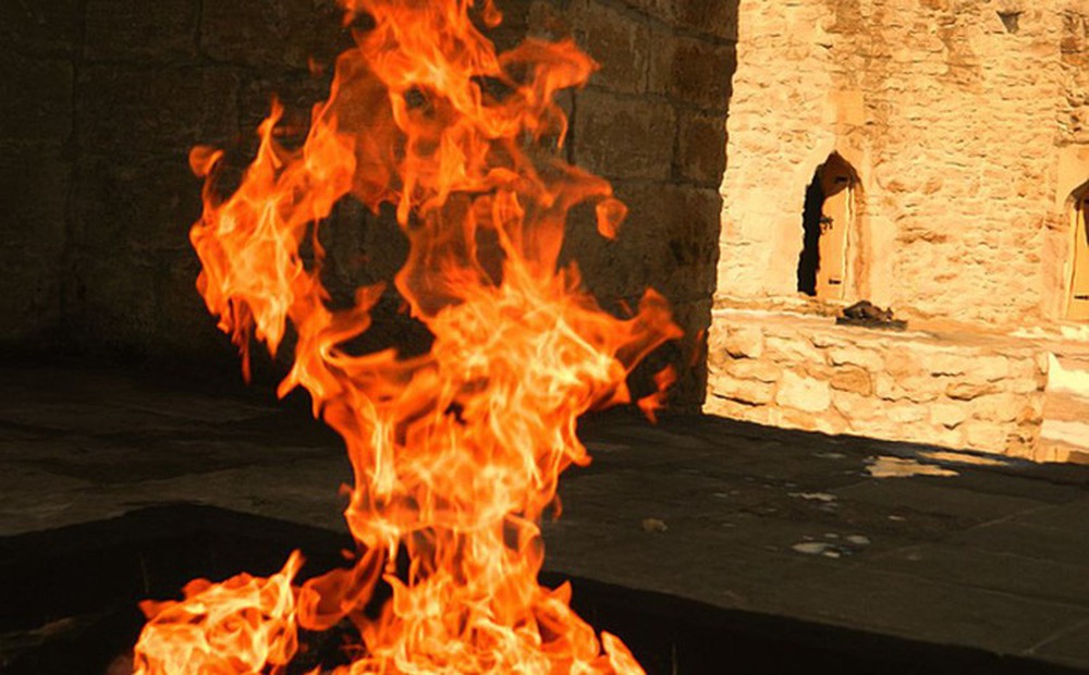 Azerbaijan – Vùng đất của “thần lửa” nơi có ngọn lửa bất diệt cháy sáng hàng nghìn năm