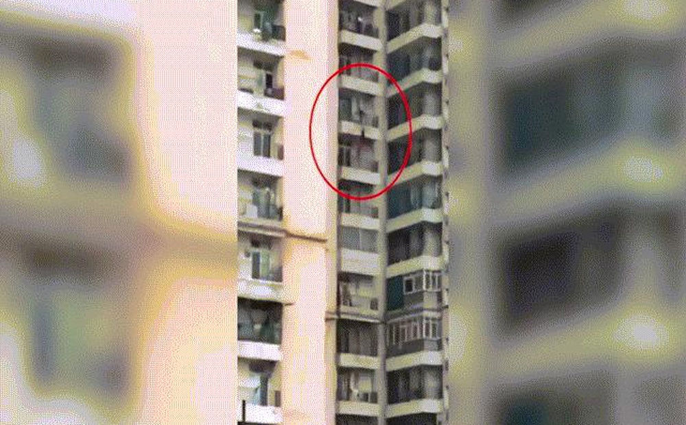 Video: Rợn người cảnh người phụ nữ rơi từ ban công tầng 9