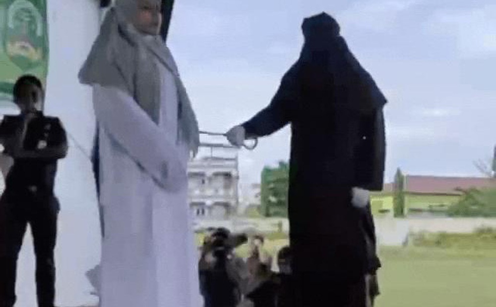 Video: Người phụ nữ nhận hình phạt đáng sợ vì quan hệ trước hôn nhân ở Indonesia