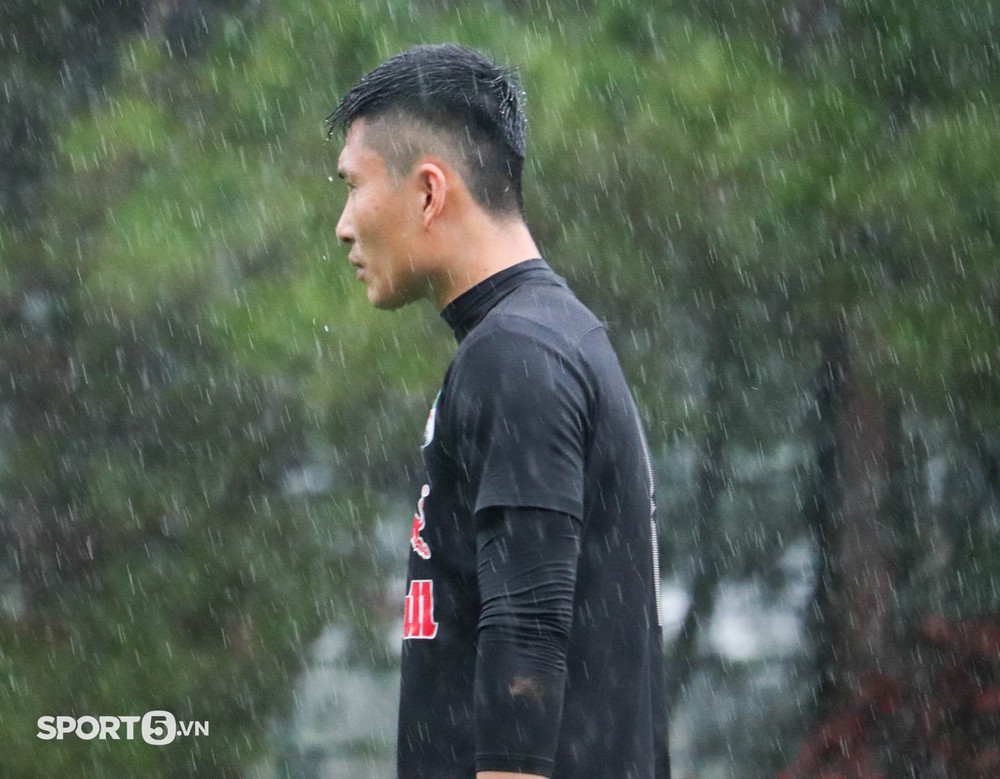 Xuân Trường híp mắt trong mưa, HAGL rèn quân dưới thời tiết khắc nghiệt chờ V.League trở lại - Ảnh 15.