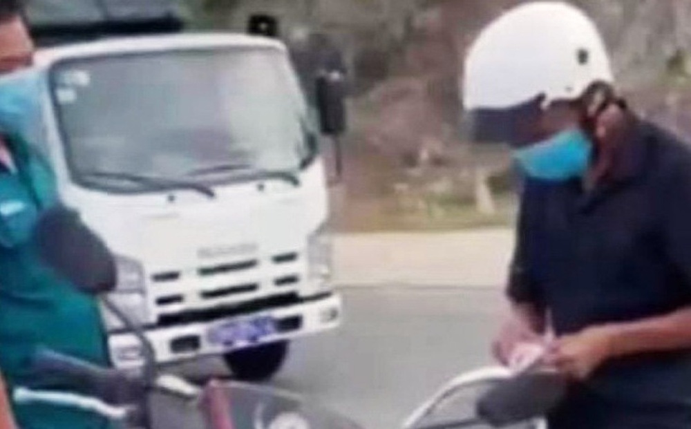 Phó Chủ tịch phường quát dân "bánh mỳ không phải hàng thiết yếu" là "người có nhiều đóng góp phòng chống Covid-19" (?)