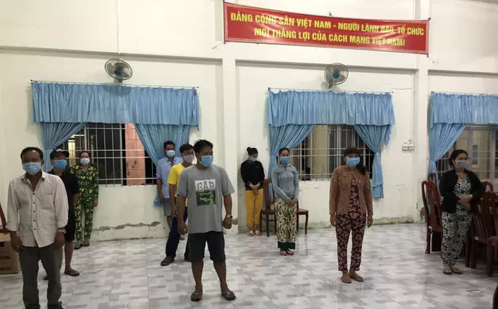 Bắt quả tang 5 bà cùng 5 ông đang làm liều trong căn phòng khóa kín