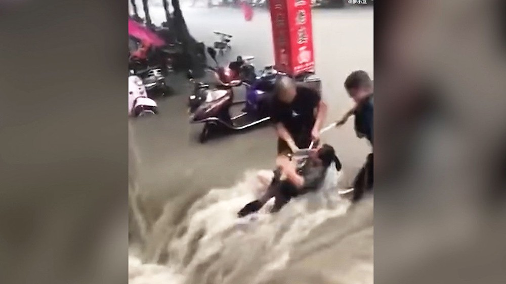 Trung Quốc: Mưa lớn 5.000 năm mới gặp 1 lần, Thiếu Lâm Tự đóng cửa, ô tô trôi trên đường như há cảo - Ảnh 3.
