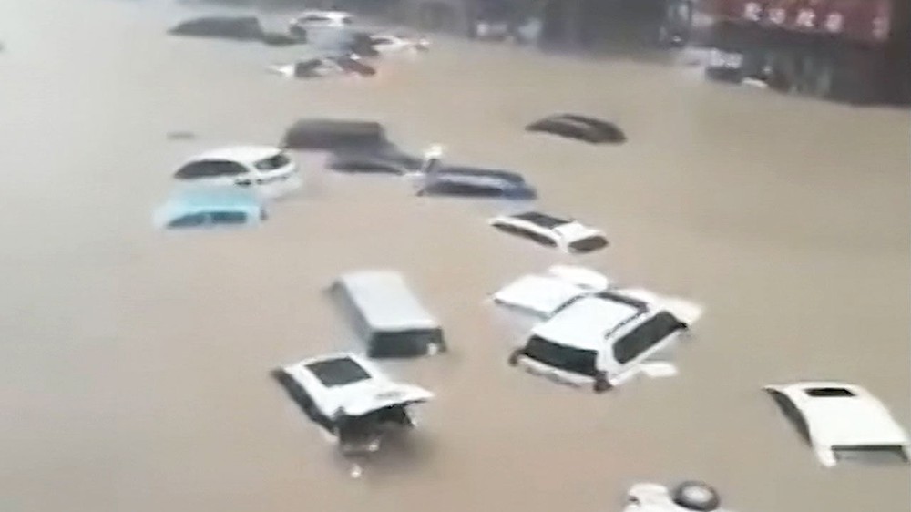 Trung Quốc: Mưa lớn 5.000 năm mới gặp 1 lần, Thiếu Lâm Tự đóng cửa, ô tô trôi trên đường như há cảo - Ảnh 2.