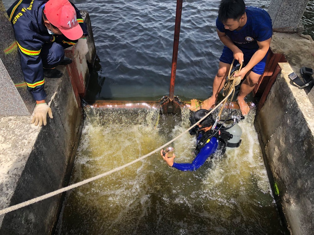 Vụ thầy hiệu trưởng bị sát hại: Trên đường tẩu thoát, nam sinh vứt điện thoại của thầy giáo xuống đầm - Ảnh 1.