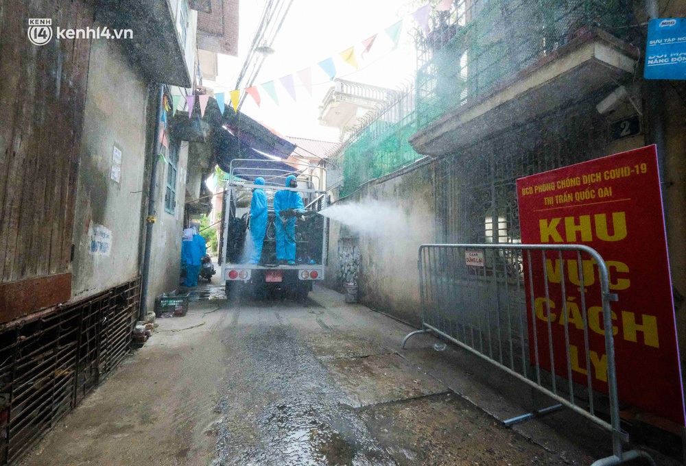 Hà Nội: Bộ tư lệnh Thủ đô dùng xe chuyên dụng, phun khử khuẩn toàn bộ thị trấn Quốc Oai - Ảnh 11.