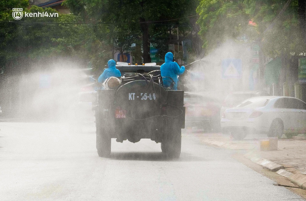 Hà Nội: Bộ tư lệnh Thủ đô dùng xe chuyên dụng, phun khử khuẩn toàn bộ thị trấn Quốc Oai - Ảnh 4.